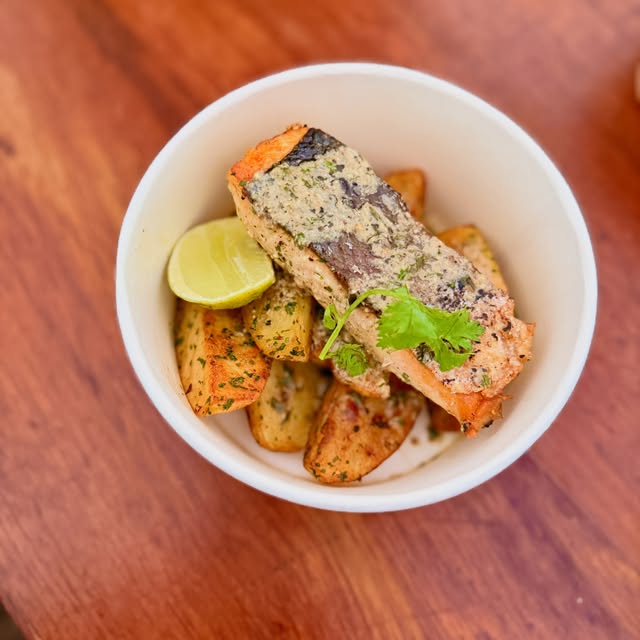 Saumon rôti, pommes de terre et citron vert