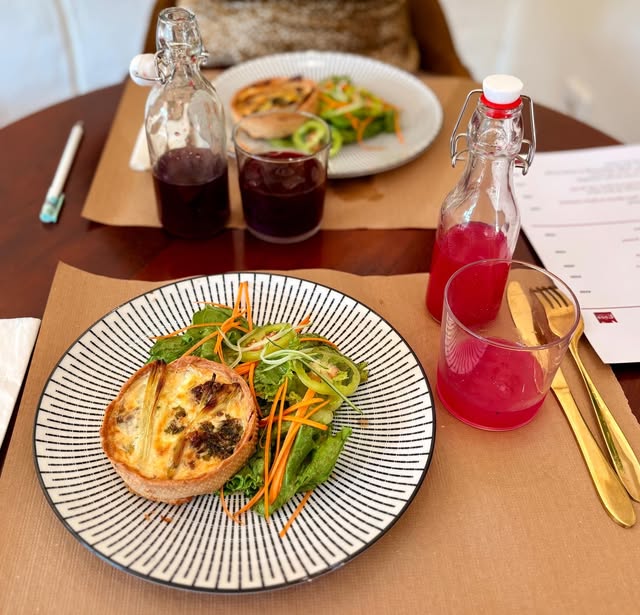 Déjeuner à The Food Factory avec quiche, salade et boissons maison