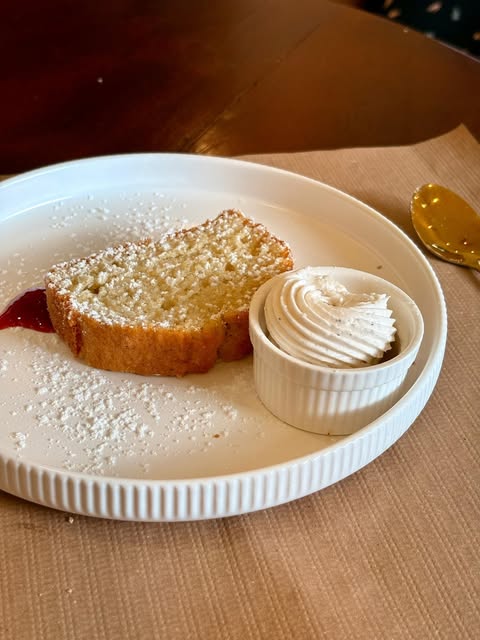 Cake maison servi avec une crème légère