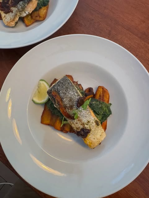 Saumon rôti servi avec légumes et citron vert